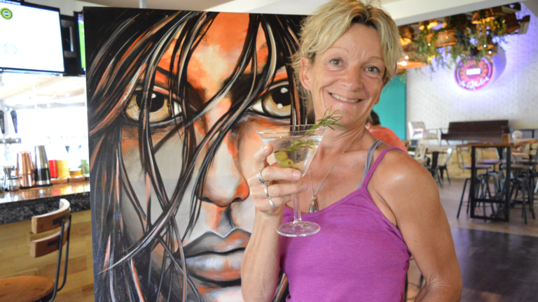 Sophie Aymon expose ses toiles au Taproom de Playa del Coco