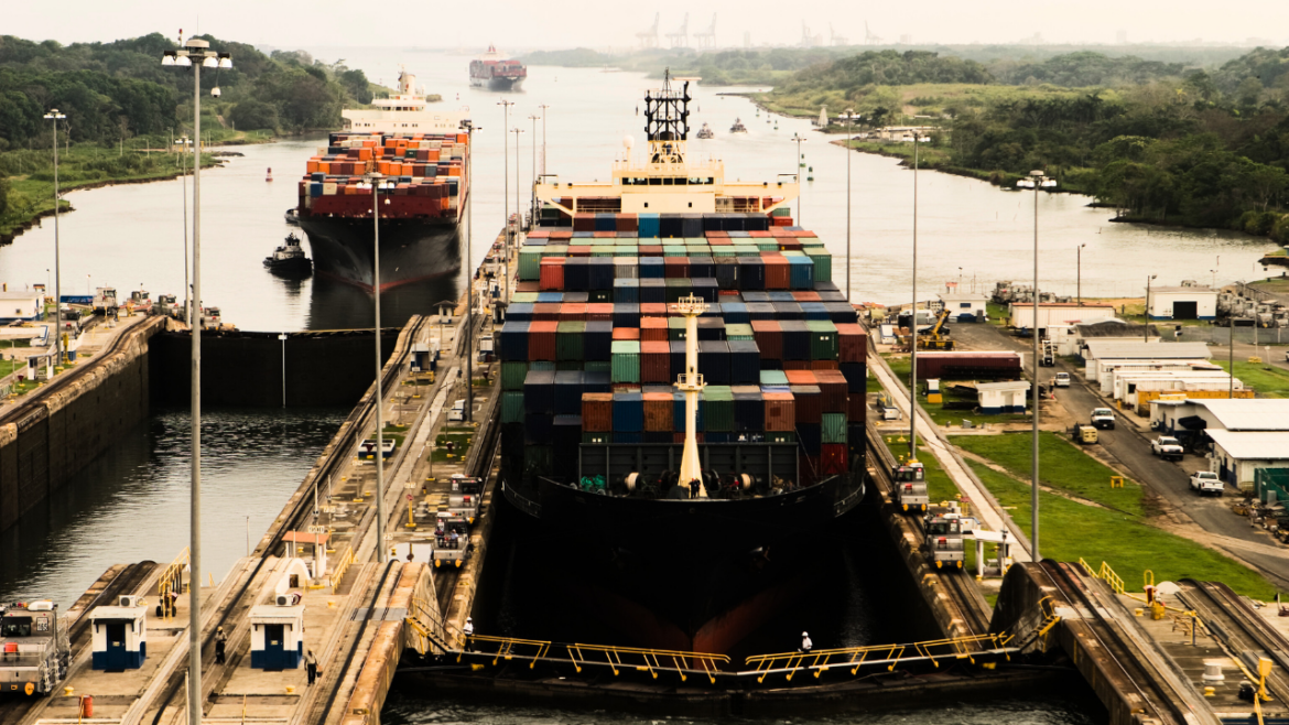 bateau traversant le canal de panama